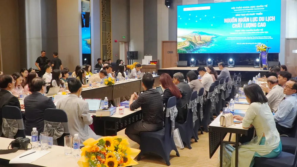 Phát triển nhân lực du lịch theo chuẩn quốc tế, giàu bản sắc Việt