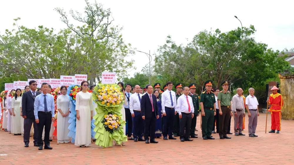 Các lãnh đạo, cán bộ, chiến sĩ dâng hoa trước Tượng đài Quang Trung