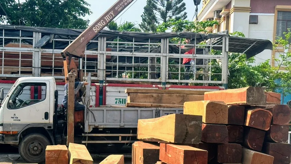 Phú Yên: Kiểm tra xe chở gỗ quý có dấu hiệu vi phạm pháp luật