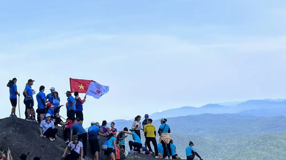 Nghỉ lễ, hàng trăm người thử thách chinh phục núi Đá Bia