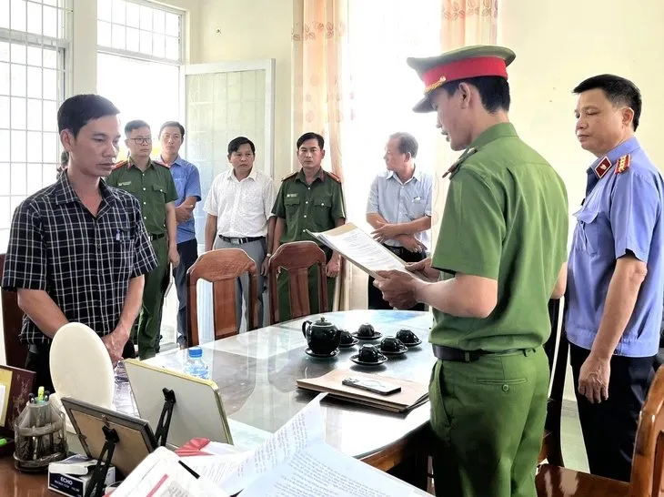 Bắt tạm giam chủ tịch UBND xã tham ô tài sản