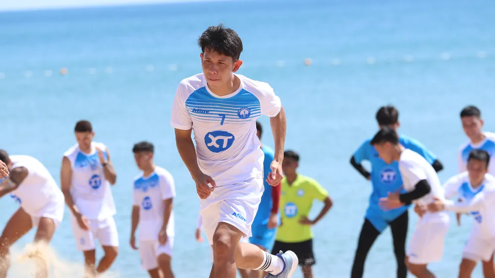 Đương kim vô địch V-League thích thú khám phá phố biển Tuy Hòa