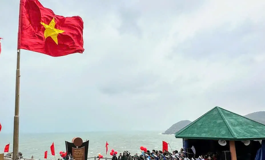 Thiêng liêng, ý nghĩa Lễ chào cờ tại nơi đón ánh bình minh đầu tiên trên đất liền