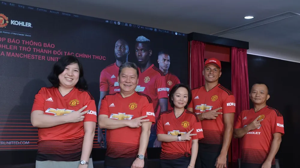 Cựu tuyển thủ Wes Brown và ban lãnh đạo của Kohler trong áo đấu mới của MU.