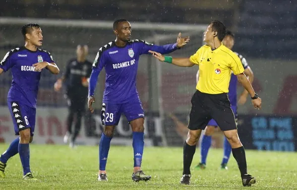 Becamex Bình Dương - Than Quảng Ninh 1-1: Hoàng Max gỡ hòa, trọng tài sai lầm gây tranh cãi