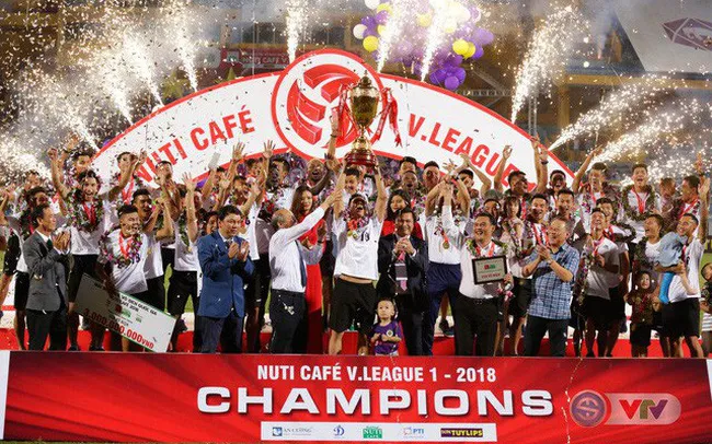 Hà Nội - Cần Thơ 3-0: Văn Quyết, Samson và Oseni ghi bàn, Hà Nội chính thức đăng quang lần 4