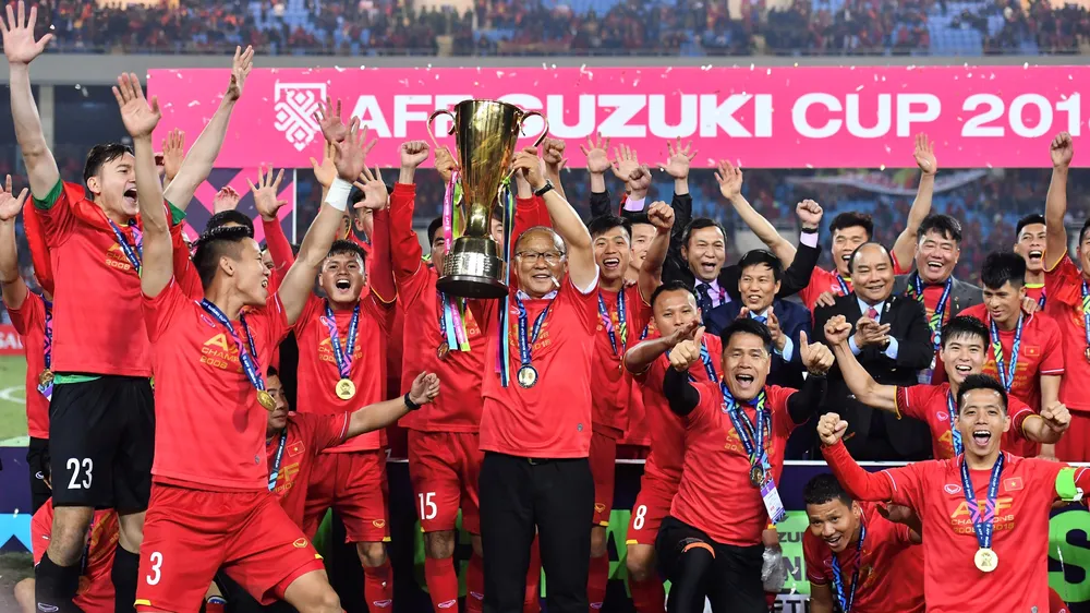 Việt Nam - Malaysia 1-0 (3-2): Quang Hải tuyệt vời, Anh Đức xuất sắc, HLV Park Hang Seo nâng cúp 