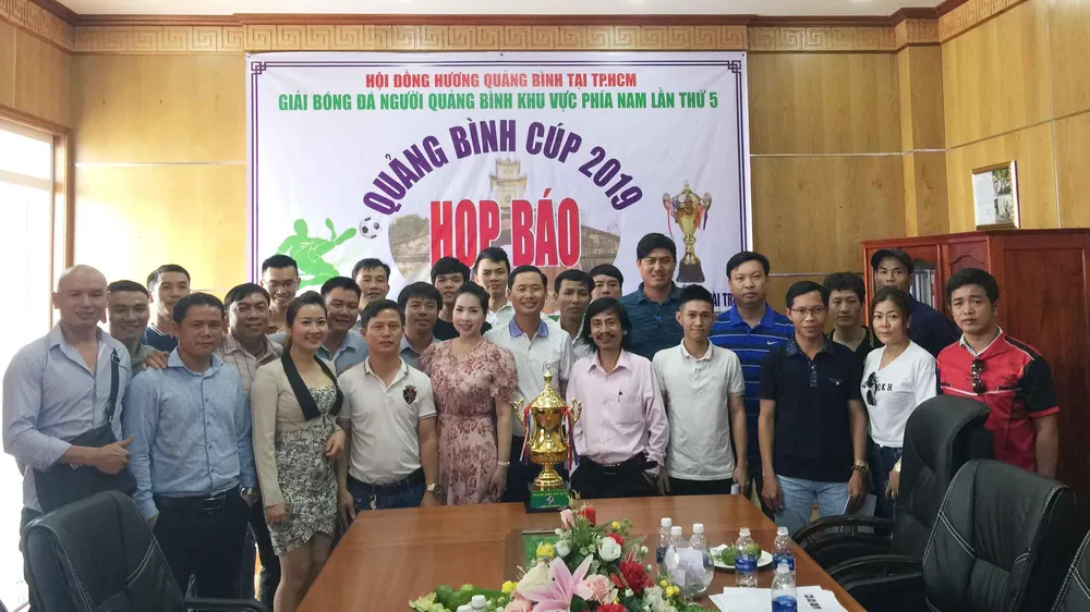 Đại diện 16 đội bóng và các nhà tài trợ