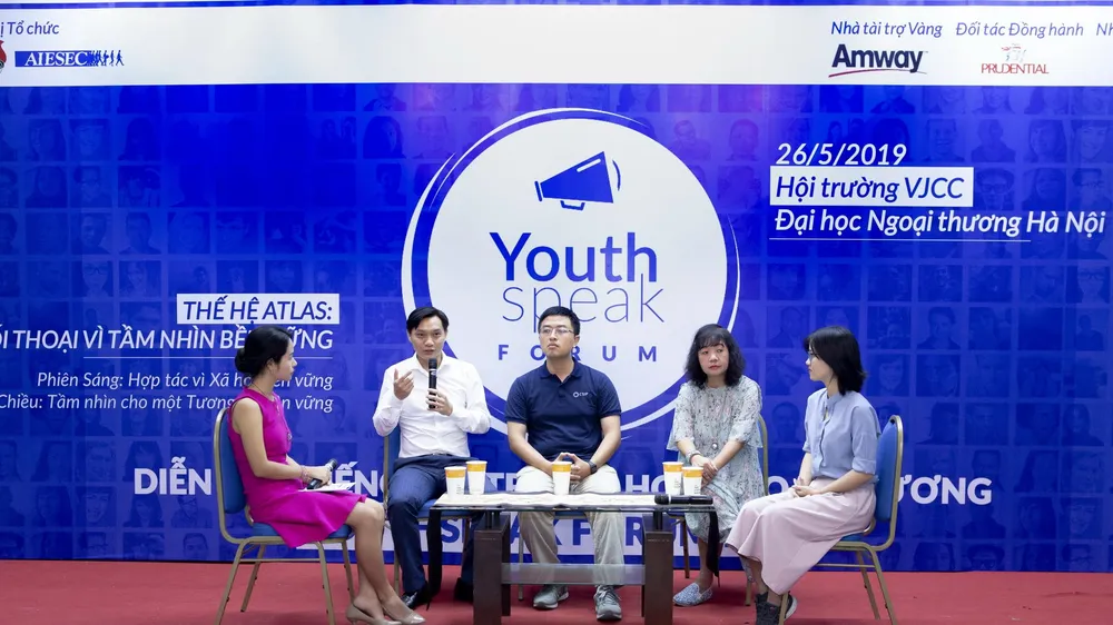 Các diễn giả tham gia phiên thảo luận đa phương “Hợp tác vì một xã hội bền vững”