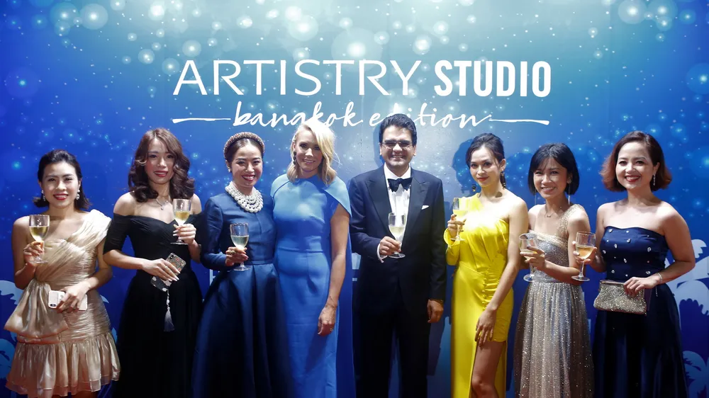 Andrea DeVos (áo xanh), Đại sứ toàn cầu Global Passionista của Artistry Studio, 6 Passionista tự tin đại diện cho Artistry Việt Nam mang màu sắc hiện đại và đầy cá tính sải chân trên thảm đỏ Busan