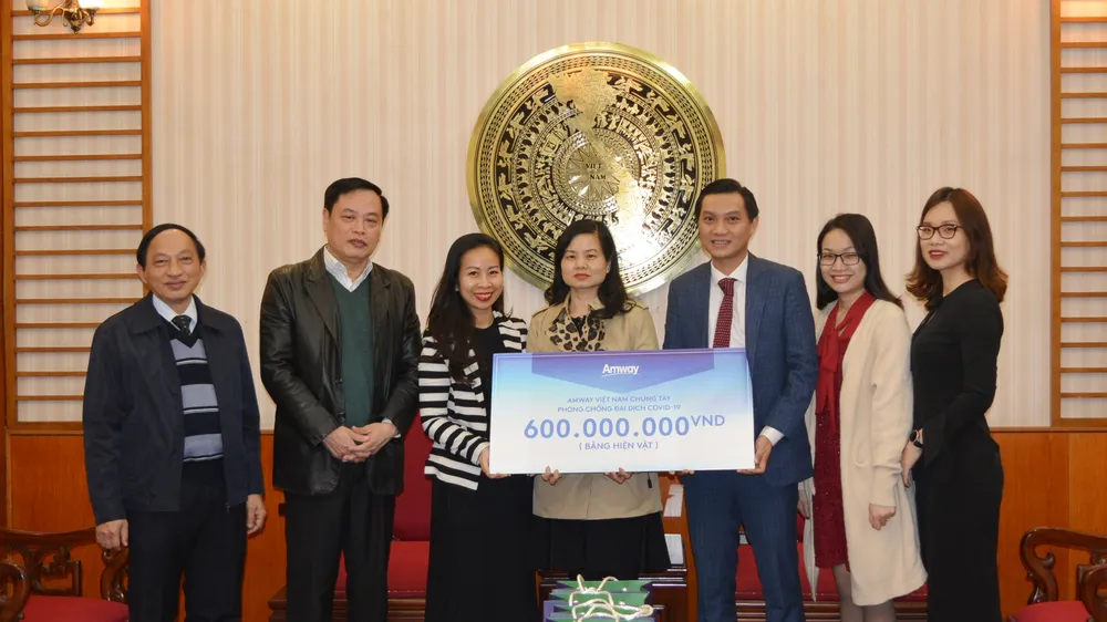 Ông Nguyễn Phương Sơn – Giám đốc Đối ngoại Amway Việt Nam trao biển tượng trưng số tiền tài trợ cho đại diện Báo Điện Tử Chính Phủ