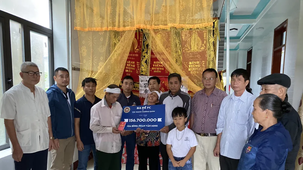 Đội bóng Ba Đề FC đã vượt hơn 1.200km về tới Quảng Bình và trao cho gia đình em Phan Văn Minh