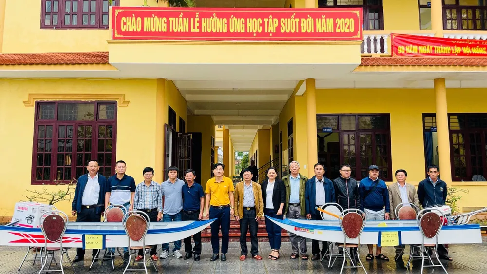 Đoàn hỗ trợ UBND xã Bắc Trạch thuyền máy để phục vụ công tác phòng, chống bão lũ, cùng 600 phần quà