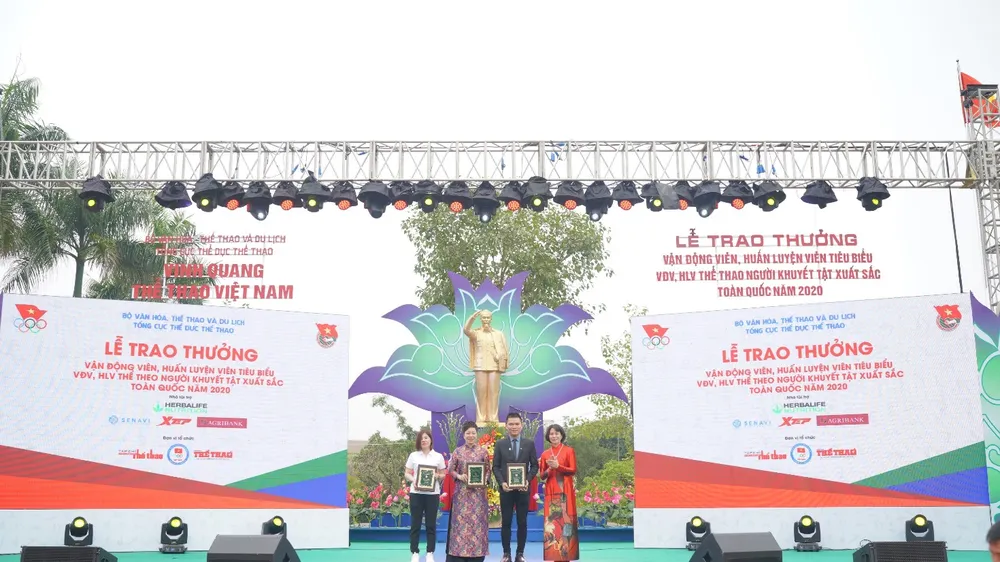 Đại diện Herbalife Việt Nam – Ông Nguyễn Thành Đạt – Giám Đốc Truyền Thông nhận kỷ niệm chương từ Tổng cục Thể dục Thể thao, ghi nhận sự đồng hành của doanh nghiệp trong chương trình “Vinh Quang Thể Thao Việt Nam”