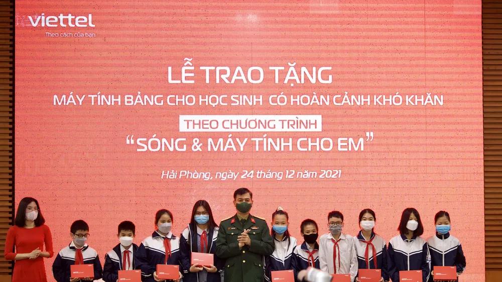 Viettel trao 37.000 máy tính bảng Samsung tặng học sinh khó khăn 