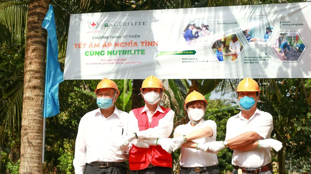 Nutrilite cùng Hội Chữ thập đỏ TPHCM khám bệnh miễn phí và trao quà 250 người dân 