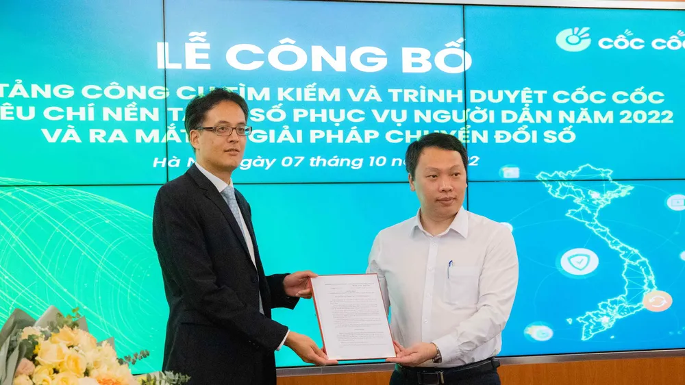 Thứ trưởng Nguyễn Huy Dũng (phải) trao chứng nhận cho đai diện Cốc Cốc.