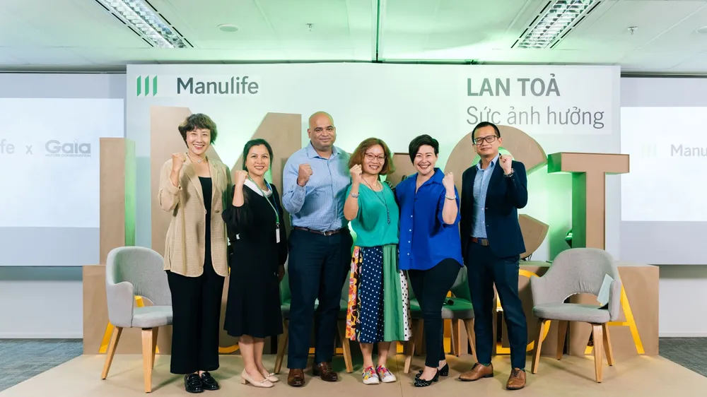 Đội ngũ lãnh đạo cấp cao của Manulife Việt Nam tại sự kiện triển lãm thuộc chương trình “Lan tỏa sức ảnh hưởng”