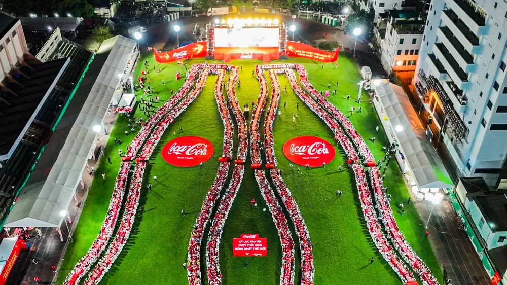 Coca-Cola Việt Nam xác lập kỷ lục “Bàn ăn Tết Việt có số gia đình tham gia đông nhất thế giới”