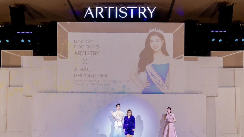 Đại diện Thương hiệu Artistry tặng hoa Á hậu 2 Miss World Việt Nam 2022 Nguyễn Phương Nhi