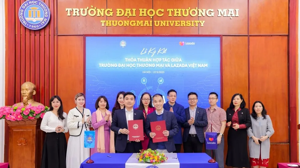 Trường Đại học Thương mại và Lazada Việt Nam thực hiện nghi lễ ký kết thỏa thuận hợp tác
