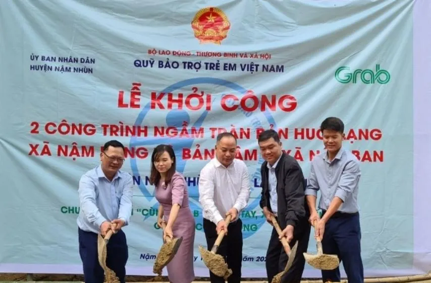 Quỹ Bảo trợ trẻ em Việt Nam và Grab Việt Nam khởi công xây thêm 2 cây cầu thuộc dự án “Xây cầu đến lớp”