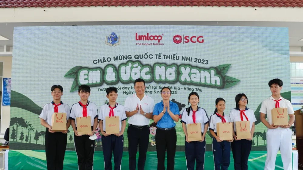 Ông Praween Wirotpan, Tổng Giám đốc Công ty TNHH SCG Việt Nam và bà Hồ Thị Ánh Tuyết, Bí thư Tỉnh đoàn Bà Rịa - Vũng Tàu, trao tặng những phần quà khích lệ các em