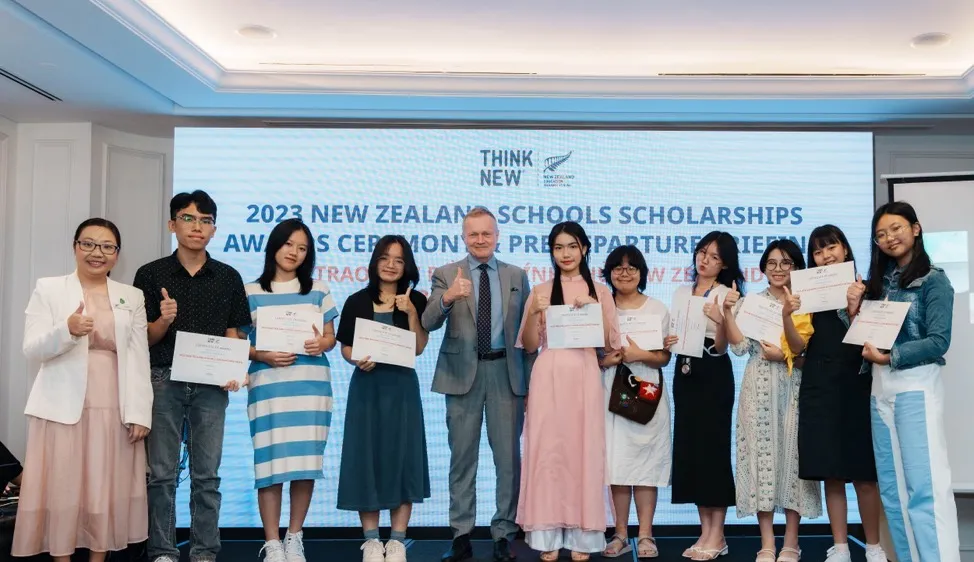 Ông Guy Lewis, Tham tán, Đại sứ quán New Zealand, trao chứng nhận học bổng cho các em