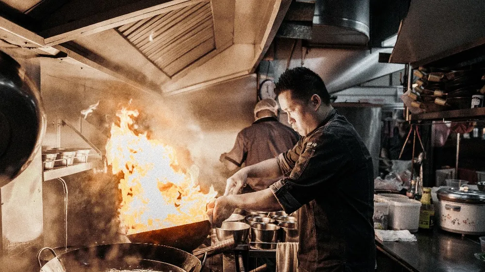 Bếp trưởng Wayne từ nhà hàng KEK thể hiện phong cách ẩm thực Singapore.