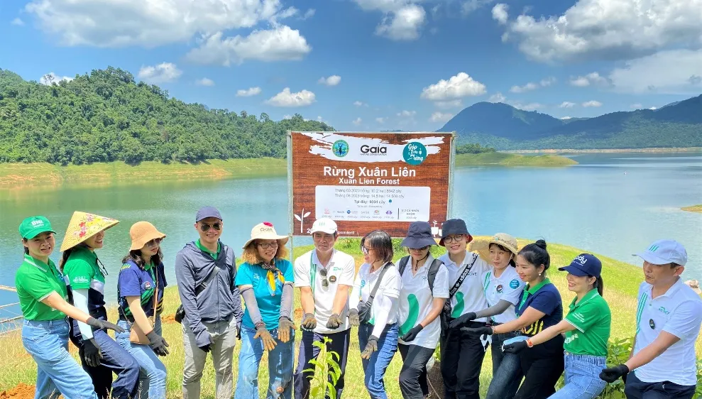 Đại diện Manulife Việt Nam cùng đại diện Trung tâm Bảo tồn Thiên nhiên Gaia đánh dấu hoàn thành việc góp trồng 4.000 cây xanh tại rừng Xuân Liên