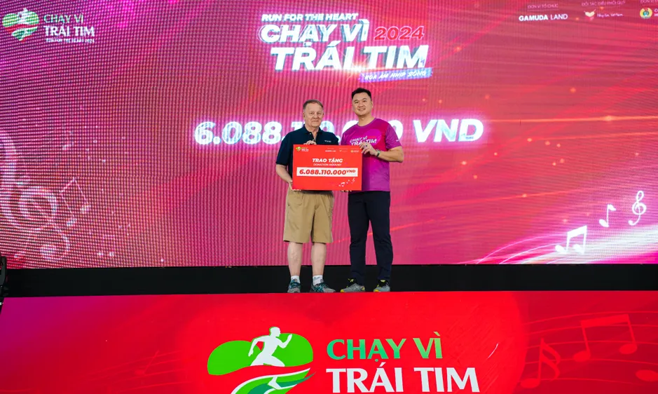 Ông James Lai Siaw Pin, đại diện Gamuda Land, trao số tiền quyên góp hơn 6 tỷ đồng cho đại diện VinaCapital