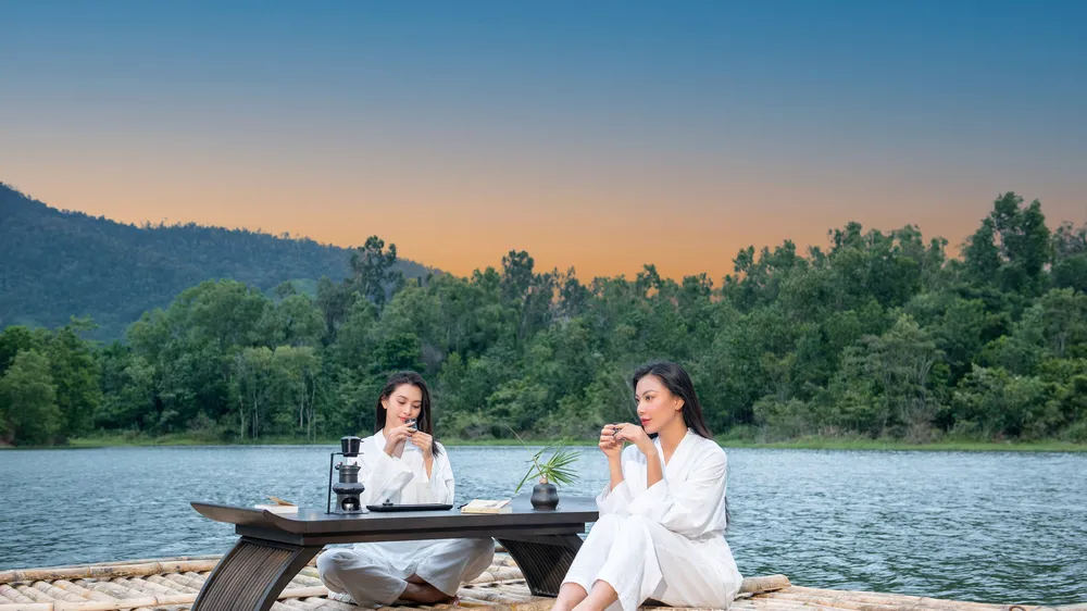 Hoa hậu Tiểu Vy và Á hậu Kim Duyên trải nghiệm Thiền cà phê 