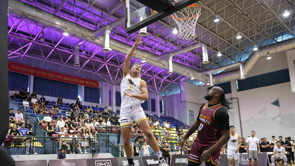 Ciriacks Jon (5) của đội Next Level Basketball.EXE ghi điểm