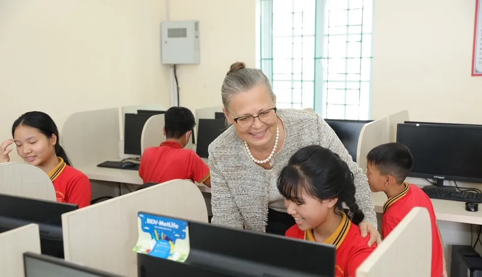 Những bộ máy tính mới được BIDV MetLife trao tặng tại Trường THCS Mạn Lạn