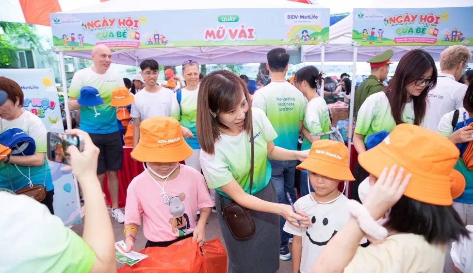 Tại sự kiện, BIDV MetLife đã tặng quà tới 2.300 bệnh nhi đang khám và điều trị tại bệnh viện. 