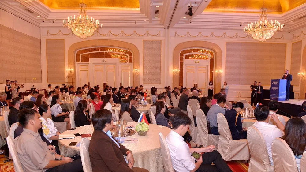 Phiên họp bên lề của Diễn đàn Kinh tế Phương Đông có sự tham dự của hơn 100 đại diện doanh nghiệp Việt Nam
