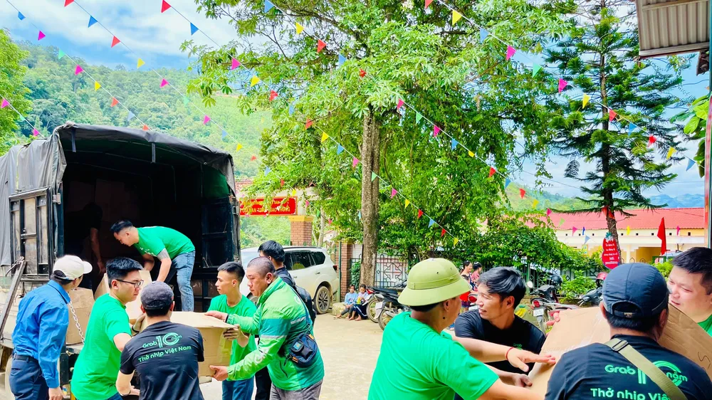 Nhân viên và các đối tác tài xế Grab hỗ trợ vận chuyển quà đến học sinh vùng bão lũ