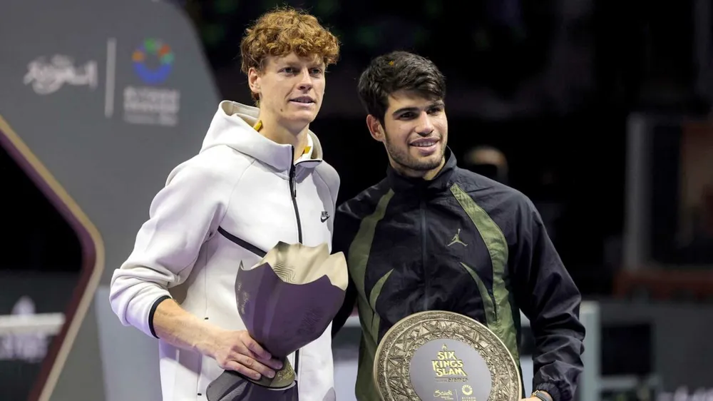Jannik Sinner vs Carlos Alcaraz (5)6-7, 6-3, 6-3: Hạ Alcaraz, lần đầu Sinner đăng quang Six Kings Slam 2024