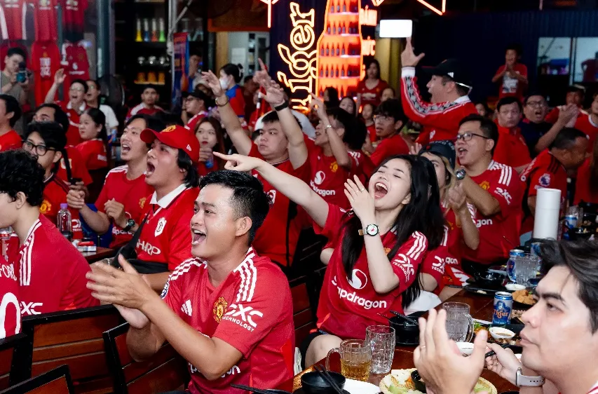 Người hâm mộ ngập tràn cảm xúc theo từng đường bóng của Manchester United 