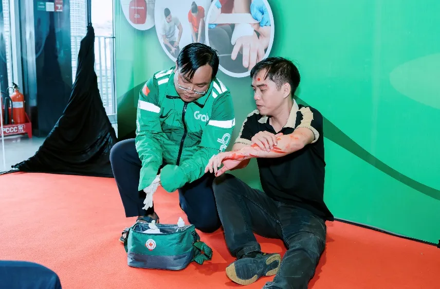 Diễn tập mô phỏng sơ cứu tai nạn giao thông tại buổi họp báo 