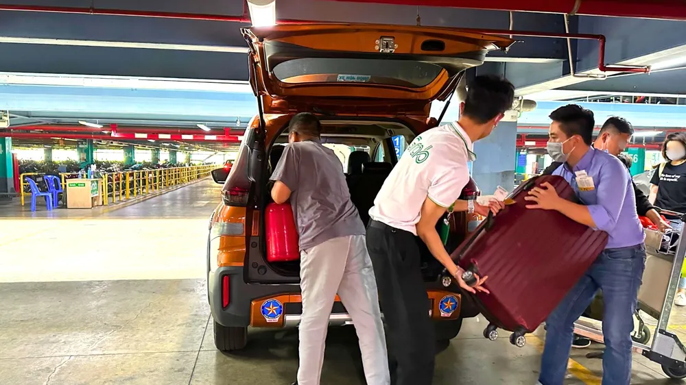 Sử dụng dịch vụ GrabCar tại ga quốc nội sân bay Tân Sơn Nhất