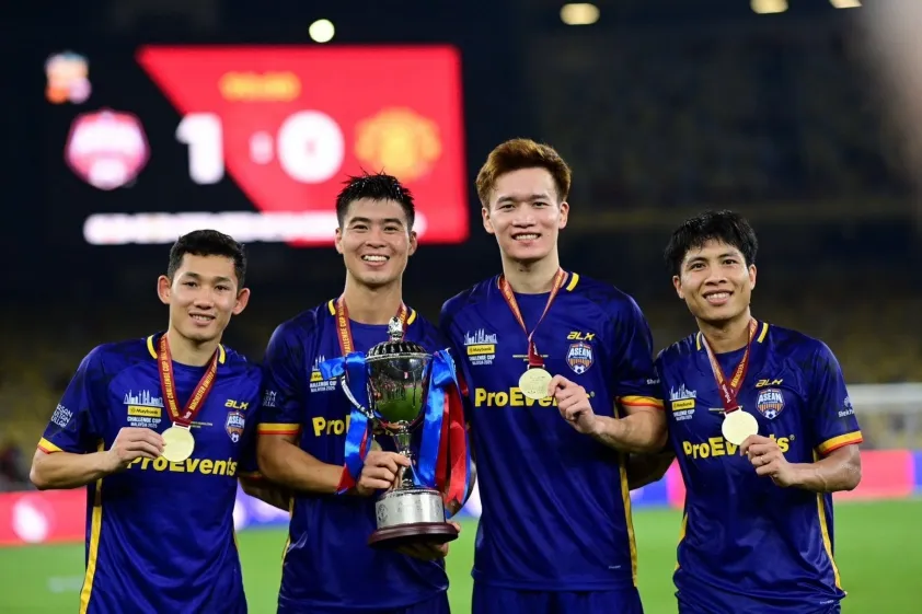 Man United vs ASEAN All-Stars 0-1: Segecic chọc khe, Maung Maung Lwin hạ Tom Heaton, MU lại nhìn đội khác nâng cúp, HLV Kim Sang Sik được khen, HLV Amorim tiếp tục gây thất vọng
