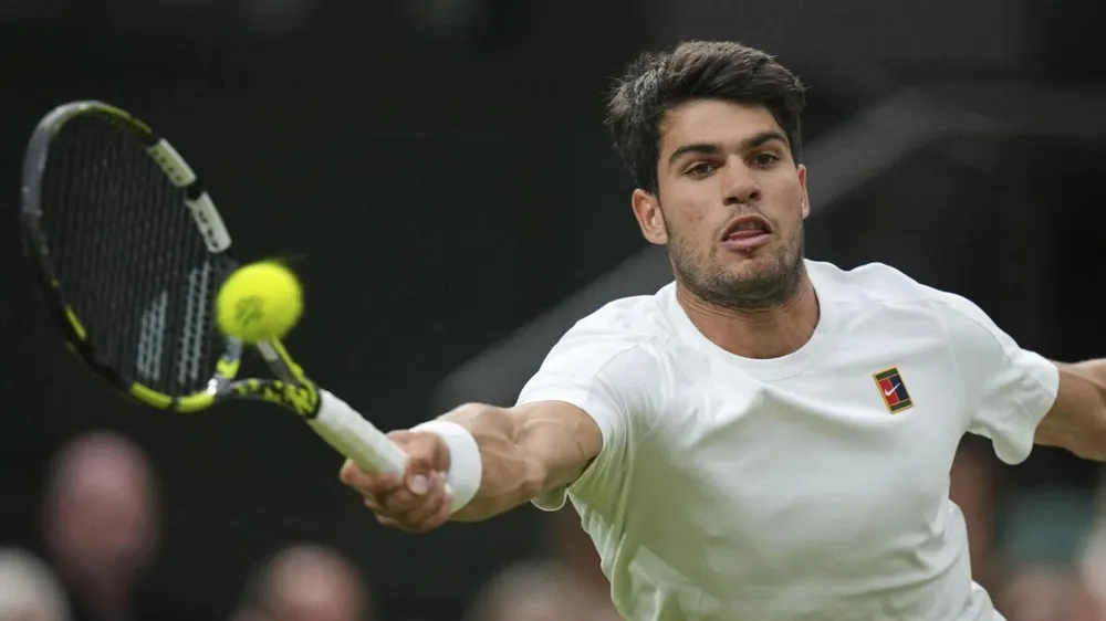 Cú forehand đẳng cấp của Carlos Alcaraz, vô hiệu cú giao bóng của Andrey Rublev, điền tên vào tứ kết Wimbledon 2025