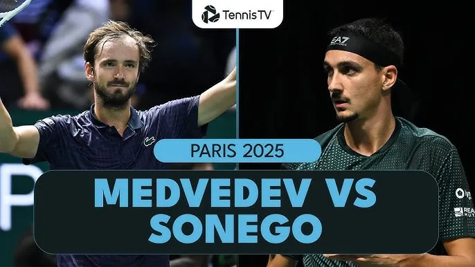 Daniil Medvedev vs Lorenzo Sonego 3-6, 7-6(5), 6-4: Chật vật hạ Sonego, Medvedev giành vé vào tứ kết Paris Masters gặp tay vợt Đức Alexander Zverev