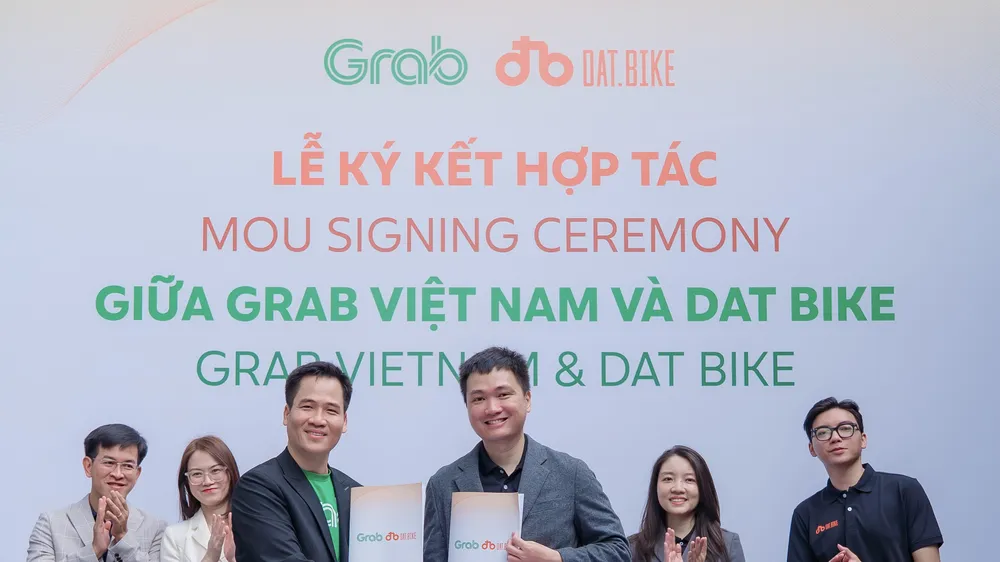 Grab Việt Nam và Dat Bike hợp tác hỗ trợ tài xế công nghệ chuyển đổi xanh