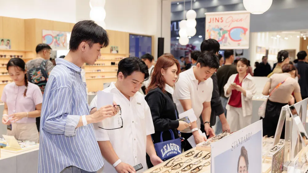 Sức hút của JINS thể hiện ngay từ buổi sáng khai trương, khi cửa hàng đã chật kín khách hàng đến trải nghiệm 