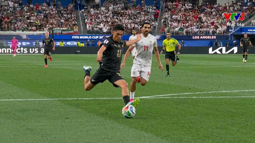 Phút thứ 7, tiền đạo cao to Chris Wood làm tường che chắn, tạo cơ hội cho Henry Just sút tung lưới Iran mở tỷ số 1-0