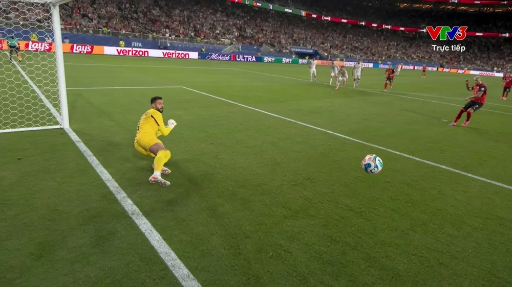 Trọng tài VAR xác định Dahane Beida dùng tay cản bóng, lão tướng Marko Arnautovic chớp thời cơ ghi bàn trên chấm penalty 