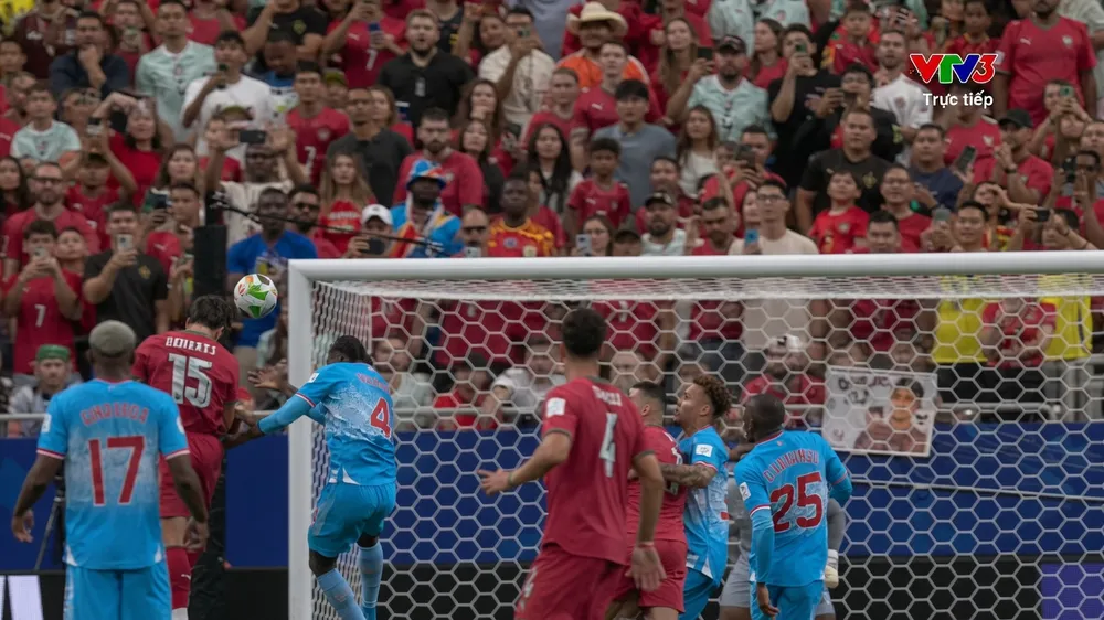 Joao Neves đón bóng cánh trái, bật cao đánh đầu đưa Bồ Đào Nha sớm dẫn trước 1- 0