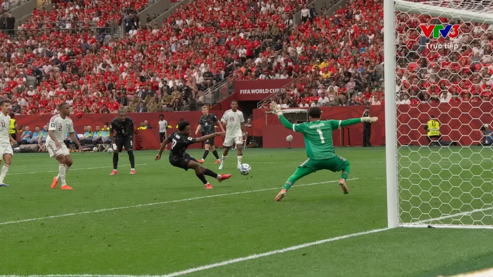 Jonathan David lại tỏa sáng bằng cú dứt điểm cận thành, hoàn thành cú hattrick